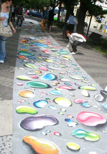 Lo striscione con le gocce colorate