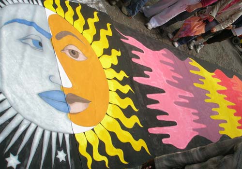 Lo striscione con un disegno della luna e del sole integrati