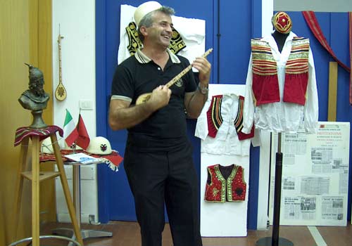 Selman e la mostra di tessuti e oggetti del'Associazione Albania