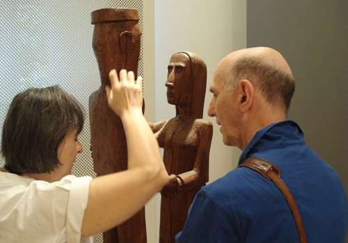 Daniela Bottegoni e Aldo Grassini esplorano tattilmente sculture in legno della Galleria