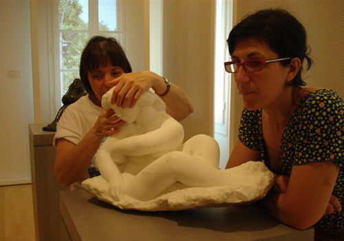 Daniela Bottegoni esplora tattilmente scultura in marmo (corpo di donna) con l'ausiliodi Barbara Toppi