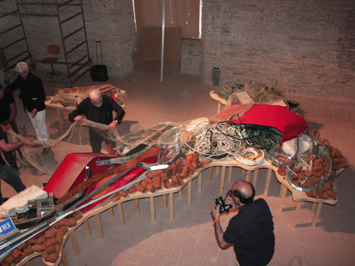 MIchelagelo Pistoletto termina di comporre L'Italia con una rete da pesca