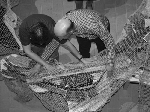 Aldo Grassini e Daniela Bottegoni del Museo Omero esplorano tattilmente l'opera