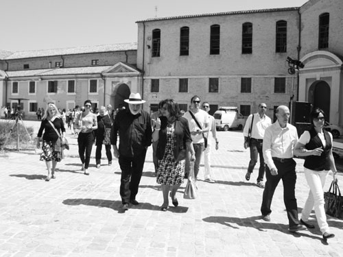 Pistoletto nel cortile della Mole Vanvitelliana