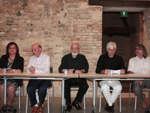 Tavolo di presentazione: Giulietta Breccia Preside del Liceo Artistico Mannucci, Aldo Grassini Presidente del Museo Omero, Michelangelo Pistoletto, L'arch. Maurizio Molini, Andrea Socrati, Responsabile dei progetti speciali del Museo Omero