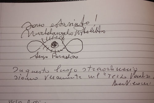 Firma Pistoletto sul libro dediche del Museo Omero