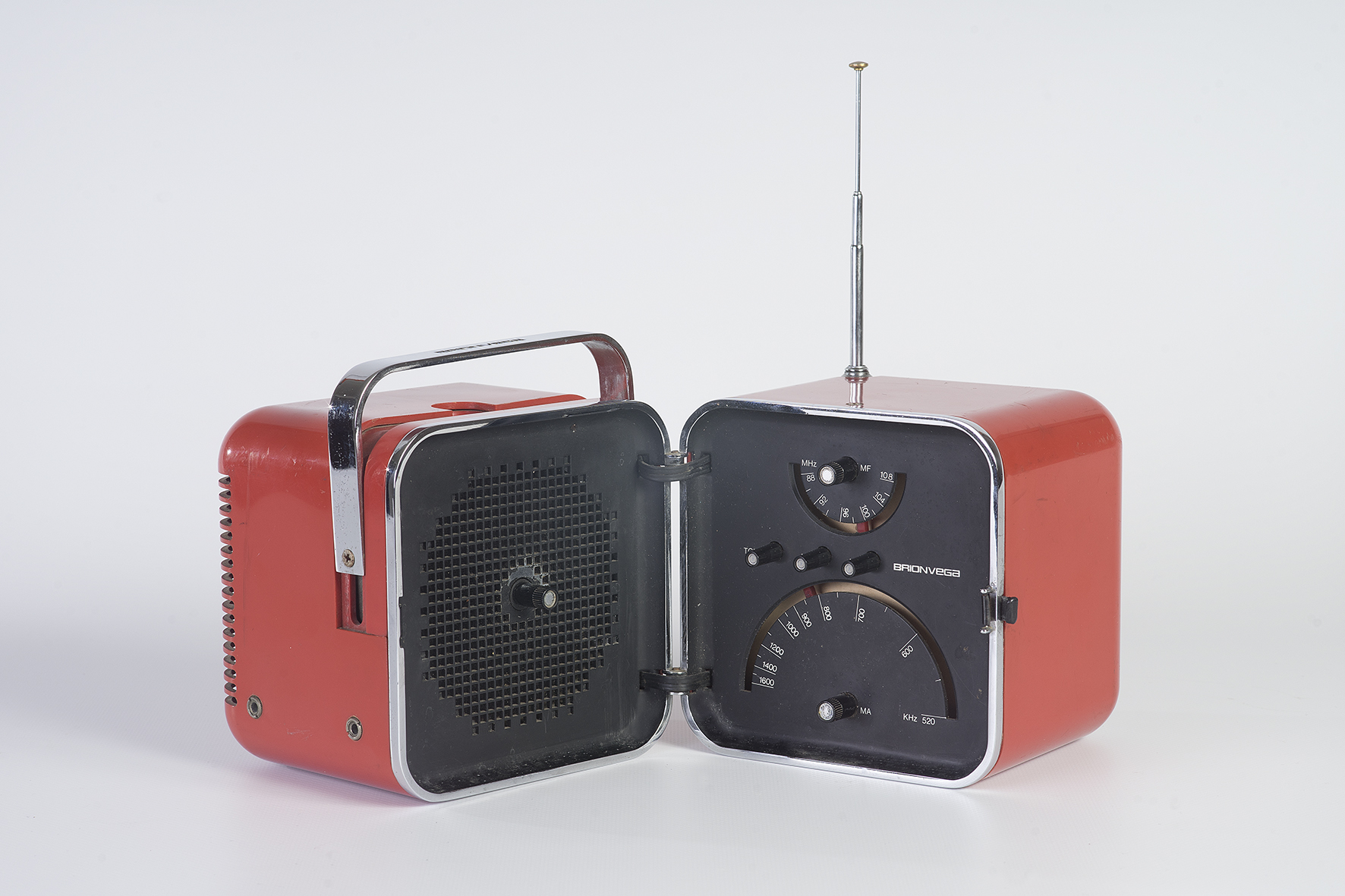 Radio Cubo ts 502 aperta, esterno arancione, interno nero.