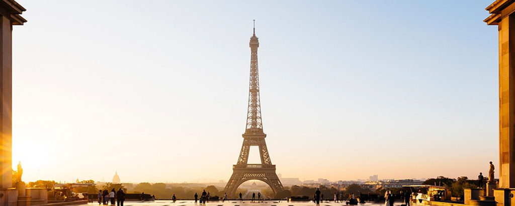 La Tour Eiffel si staglia sul cielo al tramonto.