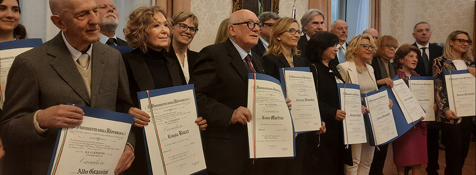 il gruppo con Aldo Grassini per foto di rito con attestato in mano