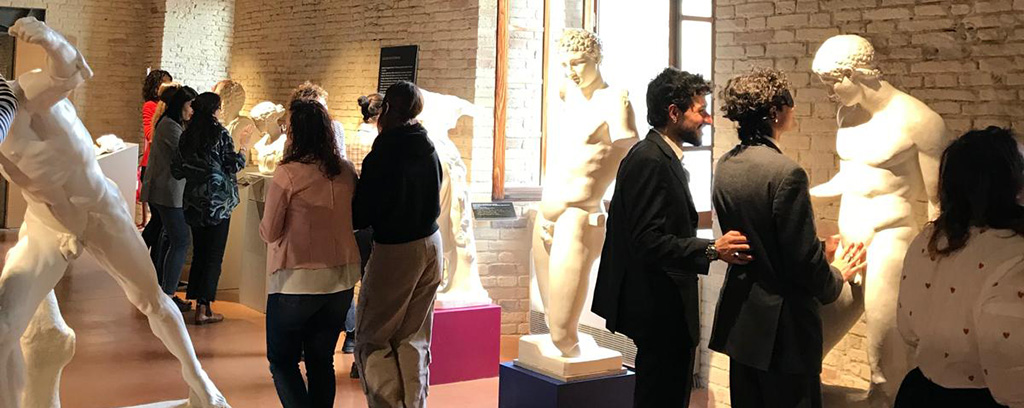 Persone in visita alla sala greca