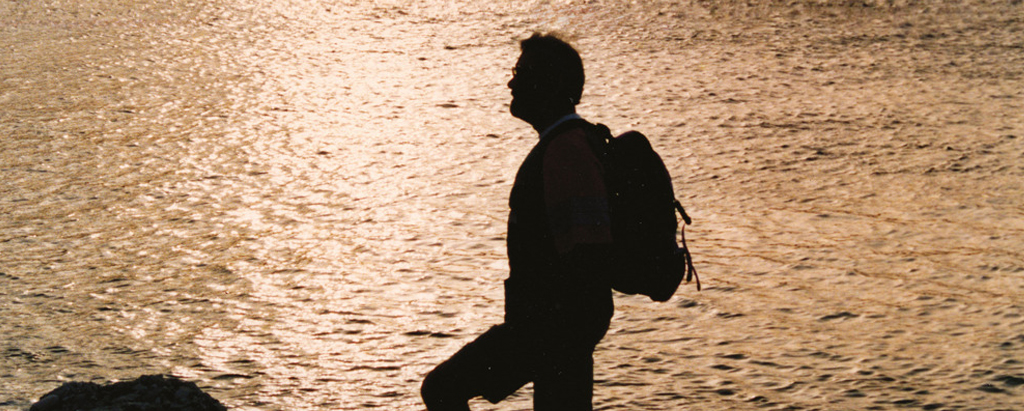 un ragazzo che scala una montagna