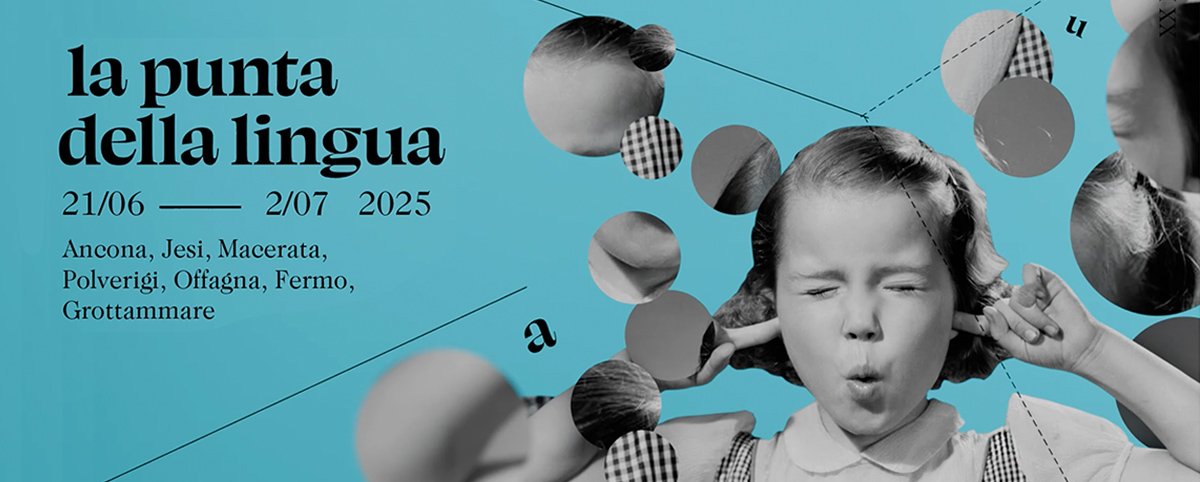 Su sfondo azzurro una foto in bianco e nero di una bambina a occhi chiusi, con le dita nelle orecchie e la bocca socchiusa. L’immagine è frammentata da cerchi di varie dimensioni che tagliano lo sfondo. Alcune lettere sparse (come “a” e “u”) e linee tratteggiate completano la composizione