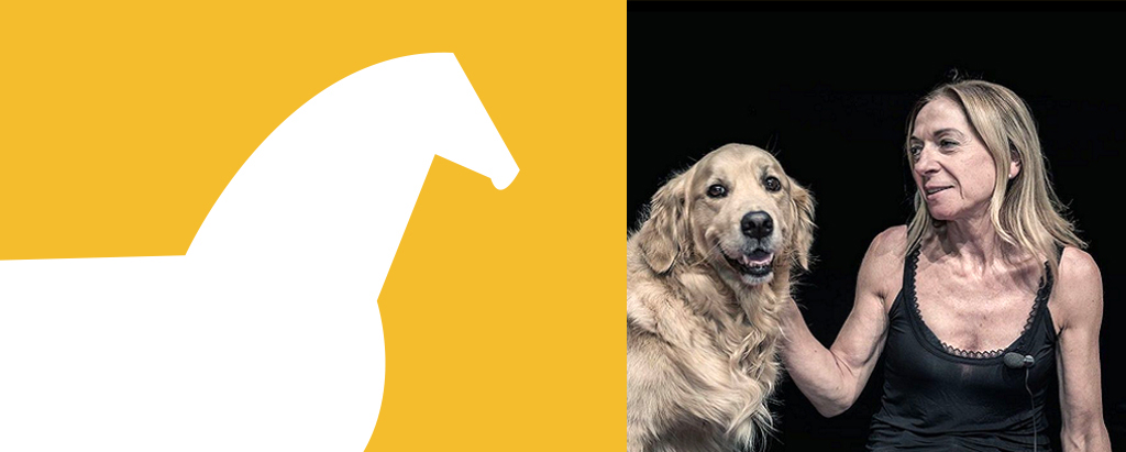 su fondo nero Stefania Terrè che accarezza il suo cane Italo