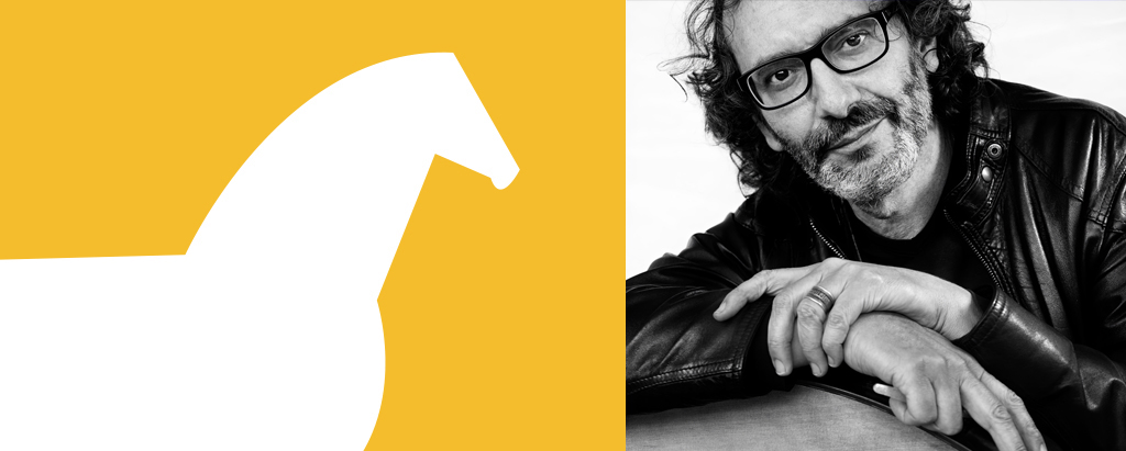 A sinistra sagoma bianca di cavallo su fondo giallo. A destra prima piano in bianco e nero di Stefano Saletti.