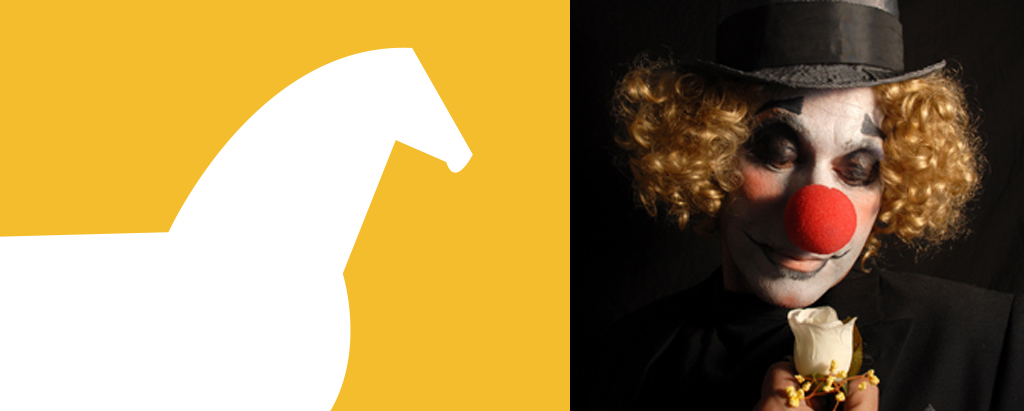 a sinistra sagoma di cavallo bianco su fondo giallo. A destra primo piano di un pagliaccio col naso rosso.