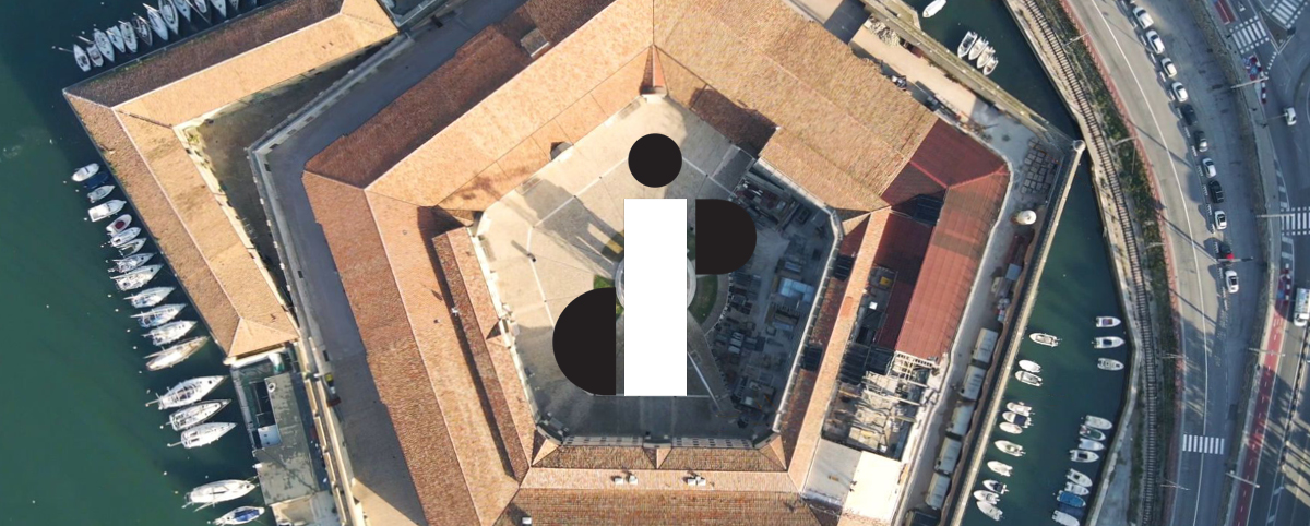 la mole dell'alto con al centro lo stemma del Diparola festival