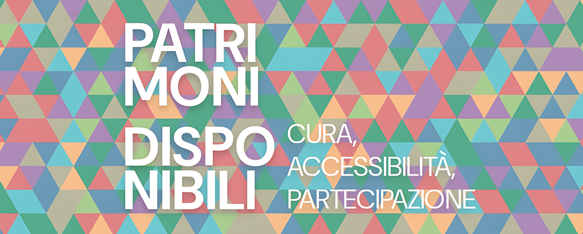 mosaico di triangoli colorati e scritta bianca "Patrimoni disponibili. Cura, accessibilità, partecipazione.