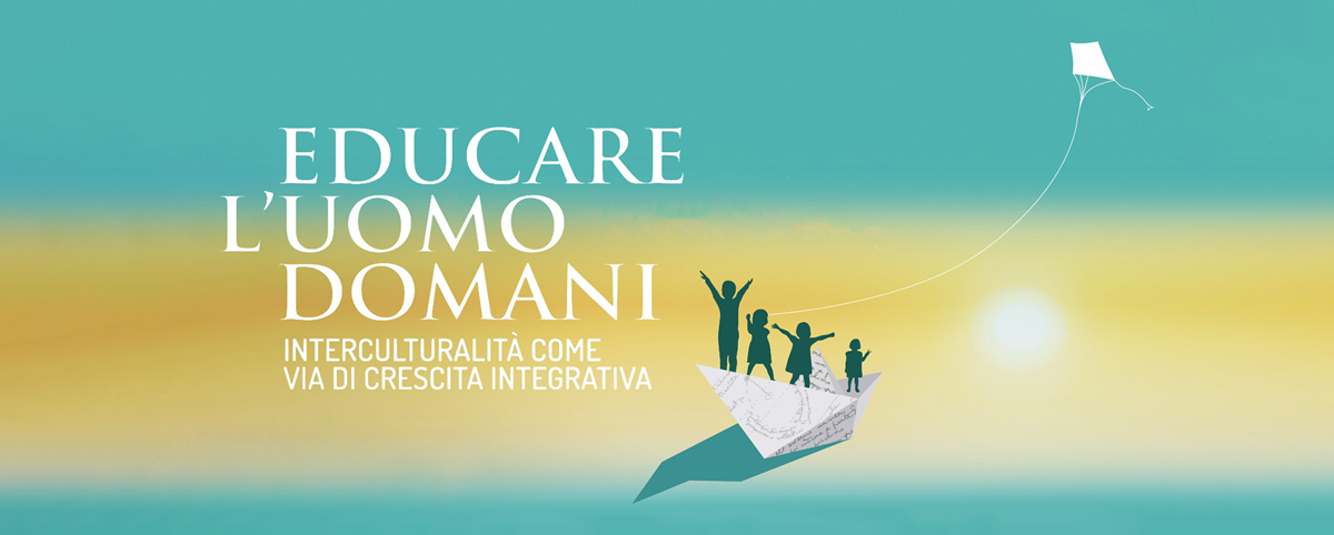 Illustrazione di quattro persone, due adulti e due bambini, in piedi su una barca di carta che galleggia nell’aria. Uno dei bambini fa volare un aquilone bianco verso un cielo azzurro e giallo, come all’alba o al tramonto. A sinistra appare la scritta Educare l’uomo domani. Interculturalità come via di crescita integrativa.