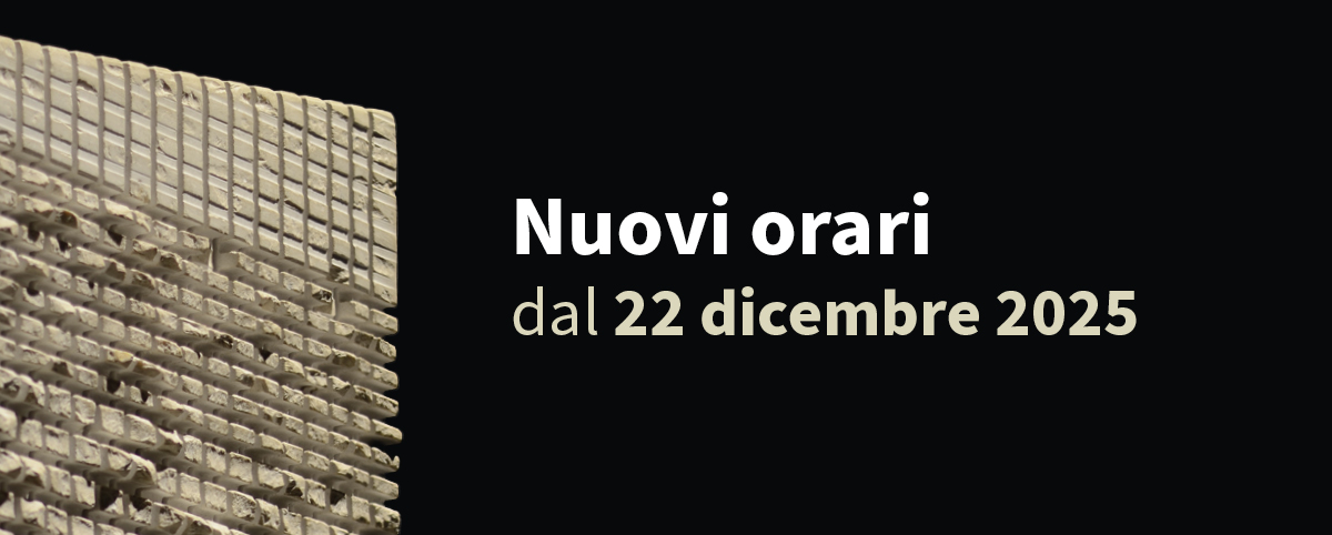 Dettaglio di una scultura tattile in pietra, "Pietra Sonora" di Pinuccio Sciola, accanto al testo che annuncia "Nuovi orari dal 22 dicembre 2025".