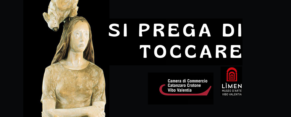 Manifesto su fondo nero della mostra “Si prega di toccare”: a sinistra la scultura Ragazza con pappagallo di Aron Demetz, raffigurante una giovane donna con un pappagallo posato sulla testa; a destra il titolo in bianco e i loghi della Camera di Commercio di Catanzaro Crotone Vibo Valentia e del Museo d’Arte Lìmen di Vibo Valentia.