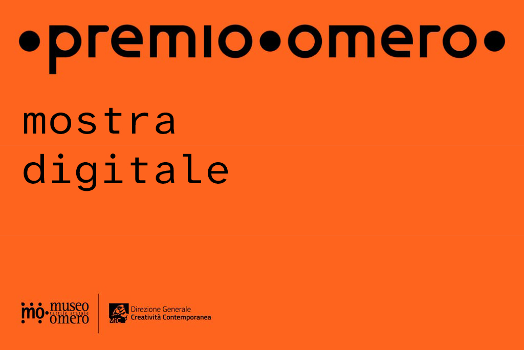 Sfondo arancione con la scritta nera “premio omero” in alto e “mostra digitale” al centro. In basso i loghi del Museo Tattile Statale Omero e della Direzione Generale Creatività Contemporanea del Ministero della Cultura.