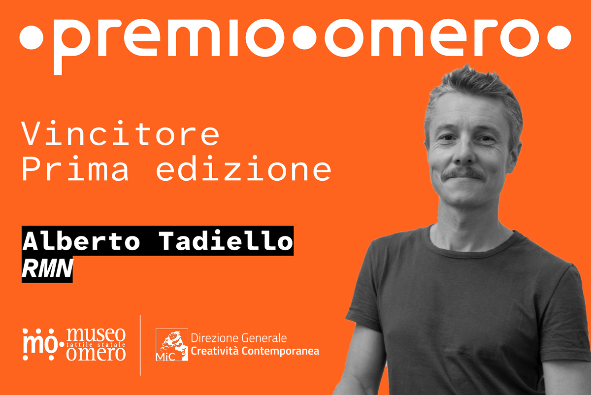 su fondo arancione scritta bianca Vincitore prima edizione Premio Omero con foto in dell'artista e loghi