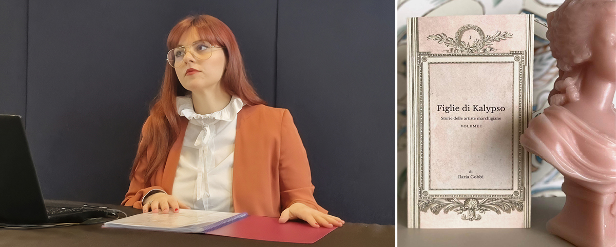 Ilaria Gobbi, seduta a un tavolo durante una presentazione, con cartellina e computer davanti a sé; accanto, il libro “Figlie di Kalypso. Storie delle artiste marchigiane, Volume I” di Ilaria Gobbi, affiancato da un piccolo busto scultoreo rosa.