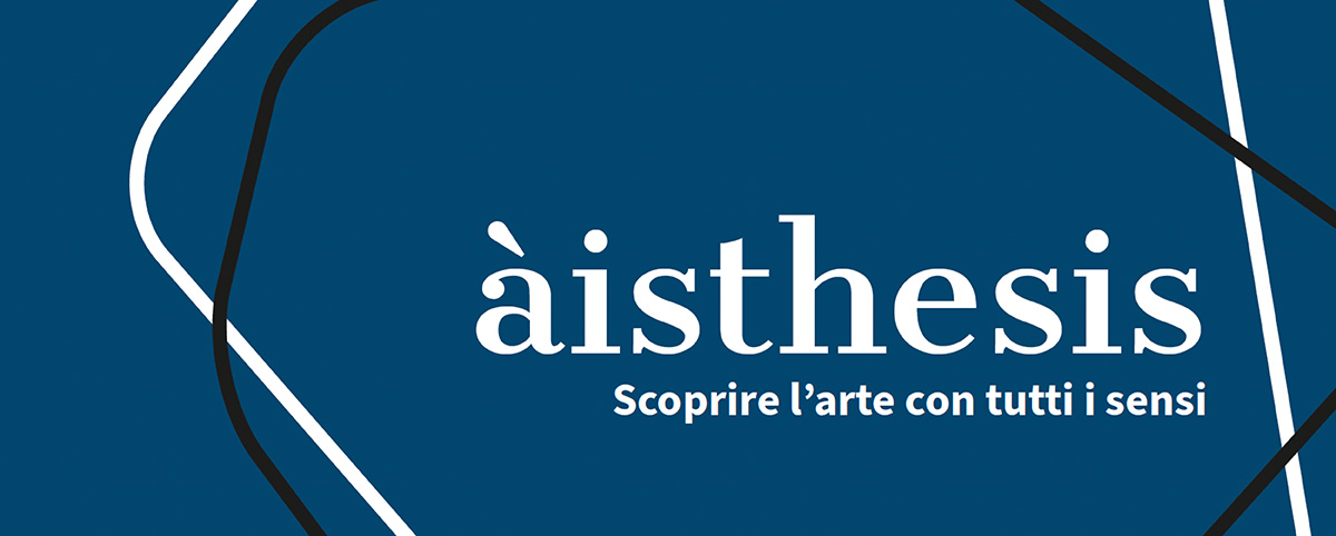 Banner grafico della rivista “àisthesis” su fondo blu petrolio, con linee astratte bianche e nere che attraversano l’immagine. Al centro il titolo “àisthesis” in carattere serif bianco e, sotto, il sottotitolo “Scoprire l’arte con tutti i sensi”