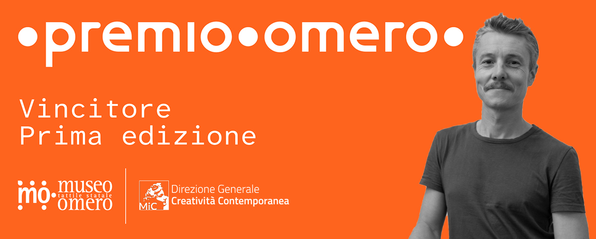 su fondo arancione testo bianco con scritta Vincitore premia edizione e 3 loghi: Premio Omero, del Museo, della Direzione