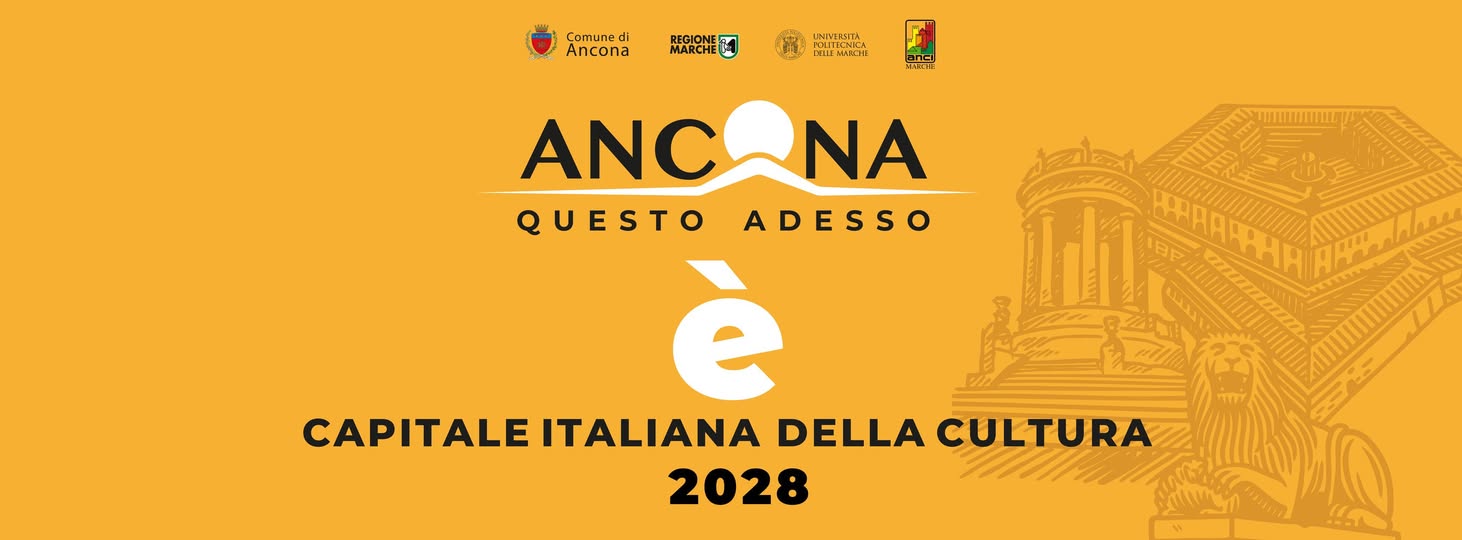 Locandina con sfondo arancione che annuncia “Ancona questo adesso è Capitale Italiana della Cultura 2028”. In alto i loghi di Comune di Ancona, Regione Marche, Università Politecnica delle Marche e ANCI. Al centro la scritta “ANCONA” con un elemento grafico circolare stilizzato, sotto “QUESTO ADESSO È”. In basso la dicitura “CAPITALE ITALIANA DELLA CULTURA 2028”. A destra illustrazione lineare della Mole Vanvitelliana, monumento ai caduti e leone stiloforo della basilica di San Ciriaco.