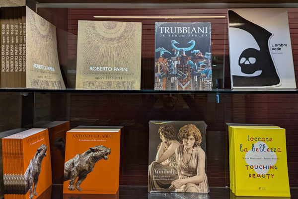 Bookshop con i cataloghi del museo omero