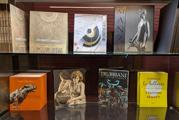 bookshop con i cataloghi delle mostre del museo omero