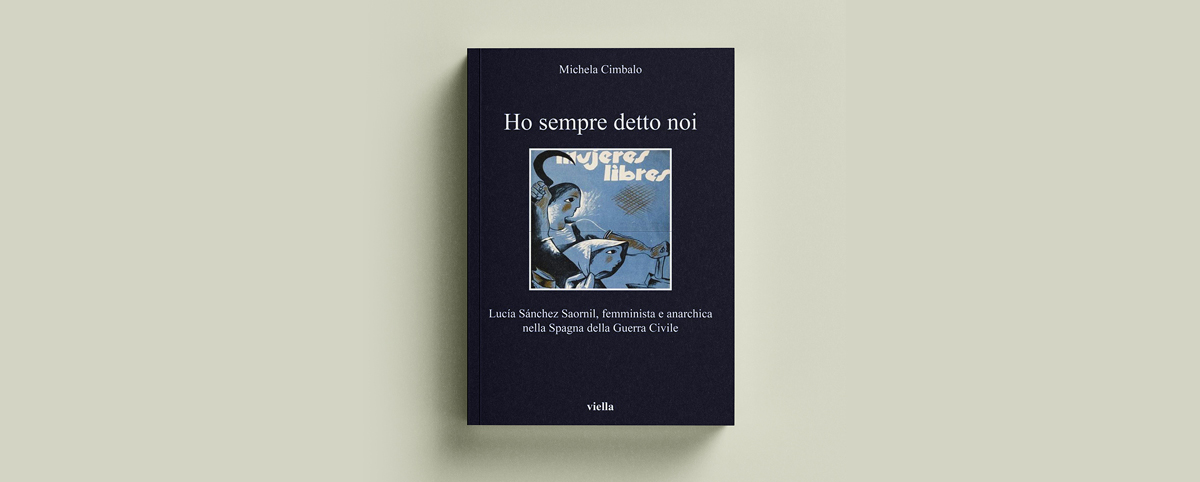 Copertina del libro “Ho sempre detto noi” di Michela Cimbalo: fondo scuro con il titolo in alto e, al centro, un’illustrazione stilizzata di una figura femminile accanto a un manifesto con la scritta “Mujeres Libres”. In basso il sottotitolo dedicato a Lucía Sánchez Saornil.