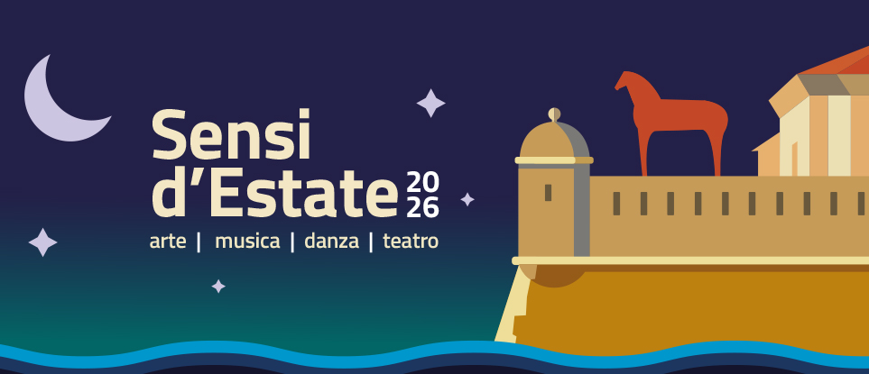 Grafica promozionale della rassegna culturale "Sensi d’Estate 2026". Su uno sfondo notturno sfumato dal blu al verde, con stelle e una luna crescente, campeggia la scritta del titolo e il sottotitolo "arte | musica | danza | teatro". Sulla destra è illustrata una stilizzazione della Mole Vanvitelliana di Ancona, con una scultura rossa a forma di cavallo posizionata sulle mura che si affacciano sul mare.