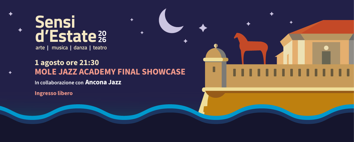Locandina della rassegna "Sensi d'Estate 2026" del Museo Omero. Su uno sfondo blu notte con stelle e una luna crescente, a destra è illustrata la Mole Vanvitelliana di Ancona affacciata sul mare, con il cavallo rosso sul tetto. In primo piano onde stilizzate azzurre. A sinistra si legge: "Sensi d'Estate 2026 – arte | musica | danza | teatro". Sotto: "1 agosto ore 21:30 – Mole Jazz Academy Final Showcase", con la dicitura "In collaborazione con Ancona Jazz". In basso: "Ingresso libero".