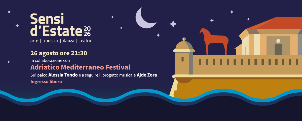 Locandina della rassegna "Sensi d'Estate 2026" del Museo Omero. Su uno sfondo blu notte con stelle e una luna crescente, a destra è illustrata la Mole Vanvitelliana di Ancona affacciata sul mare, con il cavallo rosso sul tetto. In primo piano onde stilizzate azzurre. A sinistra si legge: "Sensi d'Estate 2026 – arte | musica | danza | teatro". Sotto: "26 agosto ore 21:30", con la dicitura "In collaborazione con Adriatico Mediterraneo Festival". Sul palco sono annunciati Alessia Tondo e, a seguire, il progetto musicale Ajde Zora. In basso: "Ingresso libero".