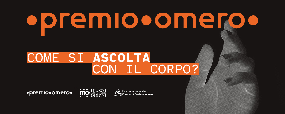 Locandina del Premio Omero con il titolo in arancione e la domanda 'COME SI ASCOLTA CON IL CORPO?' su fondo arancione, accanto a una mano tesa. In basso sono visibili i loghi del Premio, del Museo Omero e del MiC.