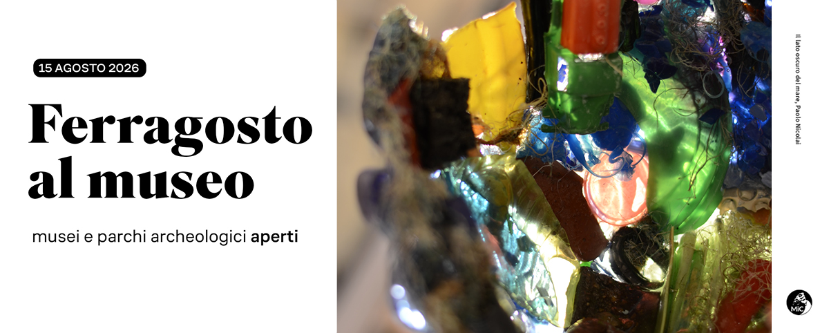 Grafica “Ferragosto al museo”, 15 agosto 2026. A destra, dettaglio dell’opera Il lato oscuro del mare di Paolo Nicolai, composta da materiali trasparenti e colorati illuminati dalla luce. A sinistra, la scritta “Musei e parchi archeologici aperti”