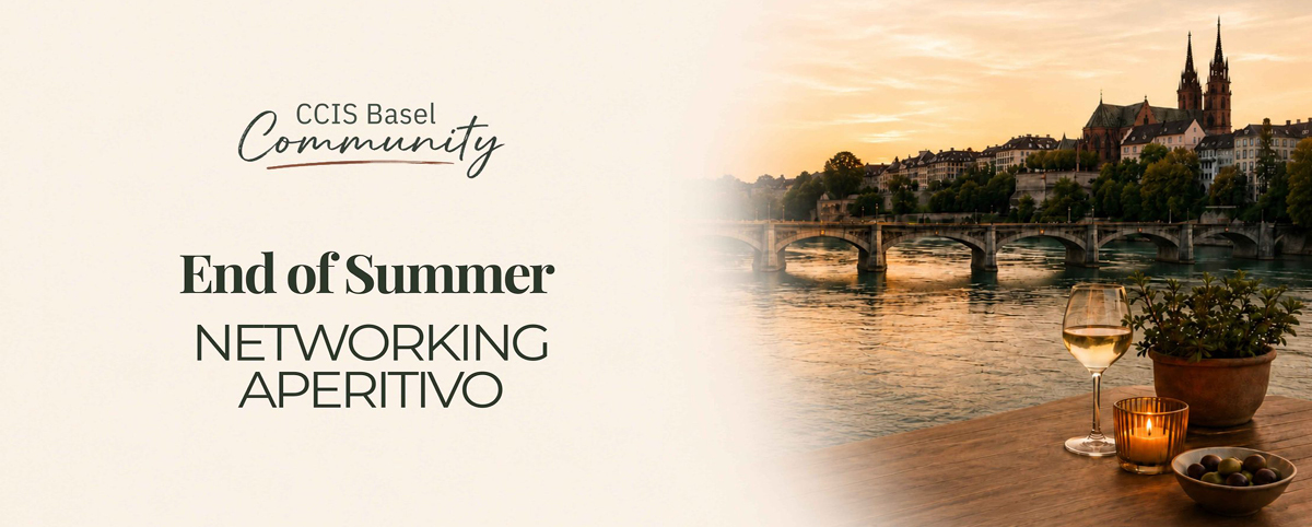 Locandina del “CCIS Basel Community” per un aperitivo di networking di fine estate. A destra, una veduta di Basilea al tramonto con il fiume, un ponte e la cattedrale; in primo piano, un tavolo apparecchiato per un aperitivo, con un calice di vino.