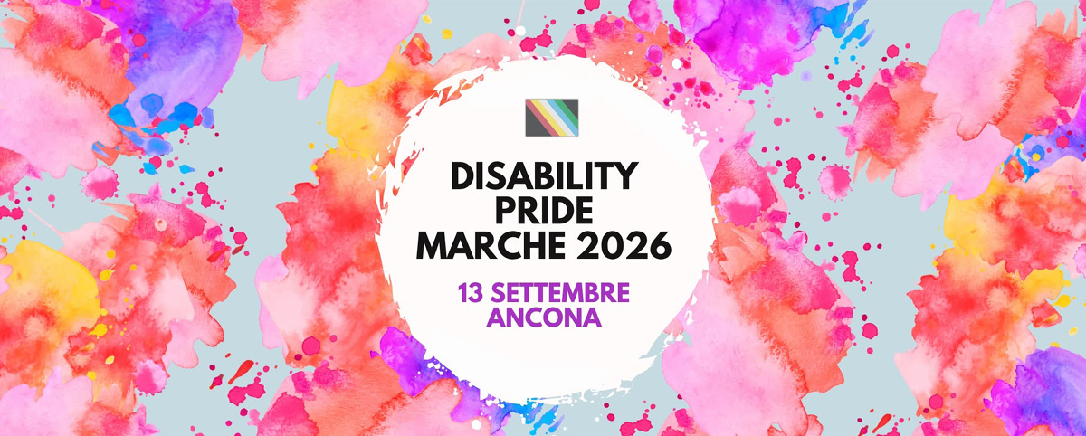 Grafica del Disability Pride Marche 2026. Su uno sfondo azzurro chiaro si distribuiscono grandi macchie di acquerello rosa, fucsia, viola, rosso, giallo e blu. Al centro, un’area bianca circolare contiene il logo del Disability Pride e la scritta nera “Disability Pride Marche 2026”. Sotto, in viola, la data e il luogo: “13 settembre Ancona”.