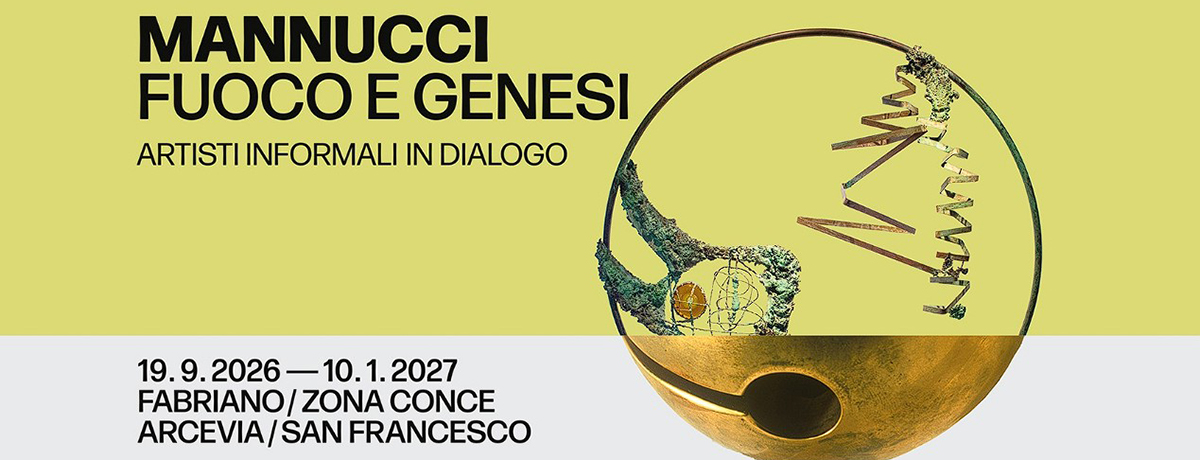 A destra due sculture in mostra a sinistra testo: Mannucci Fuoco e Genesi Artisti Informali in dialogo da 19.01.2026 a 10.1.2027 Zona Conce Fabriano, Arcevia San Francesco