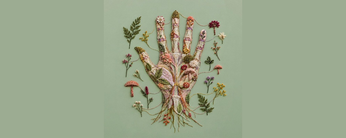 Illustrazione di una mano aperta composta da fili, fibre, foglie, fiori e altri elementi vegetali, circondata da rametti, piccoli fiori e funghi su sfondo verde chiaro.